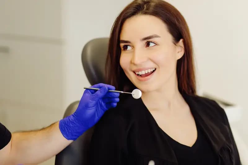 Examen dentaire professionnel avec instruments de pointe