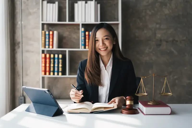 Consultante en stratégie d'affaires présentant une analyse au bureau