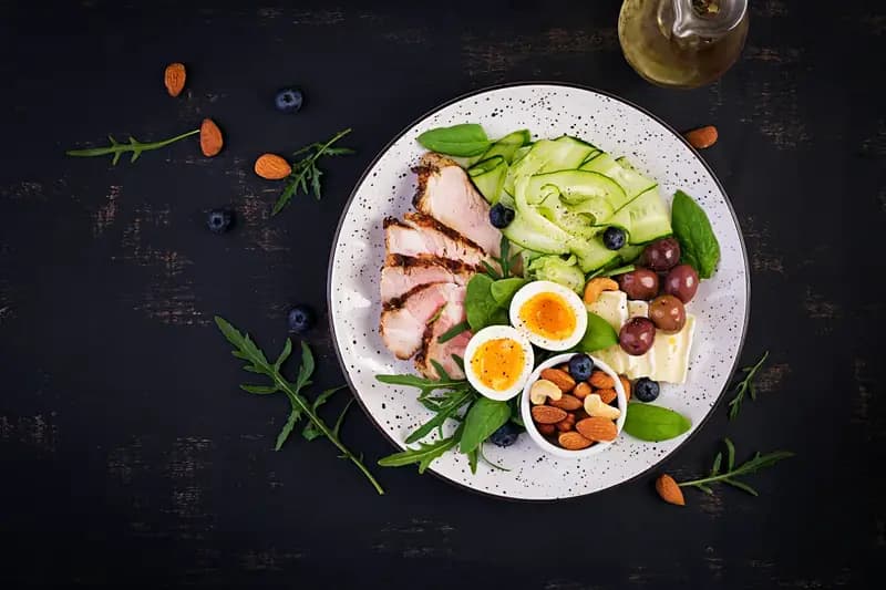 Buddha bowl sain et colore avec legumes frais et proteines