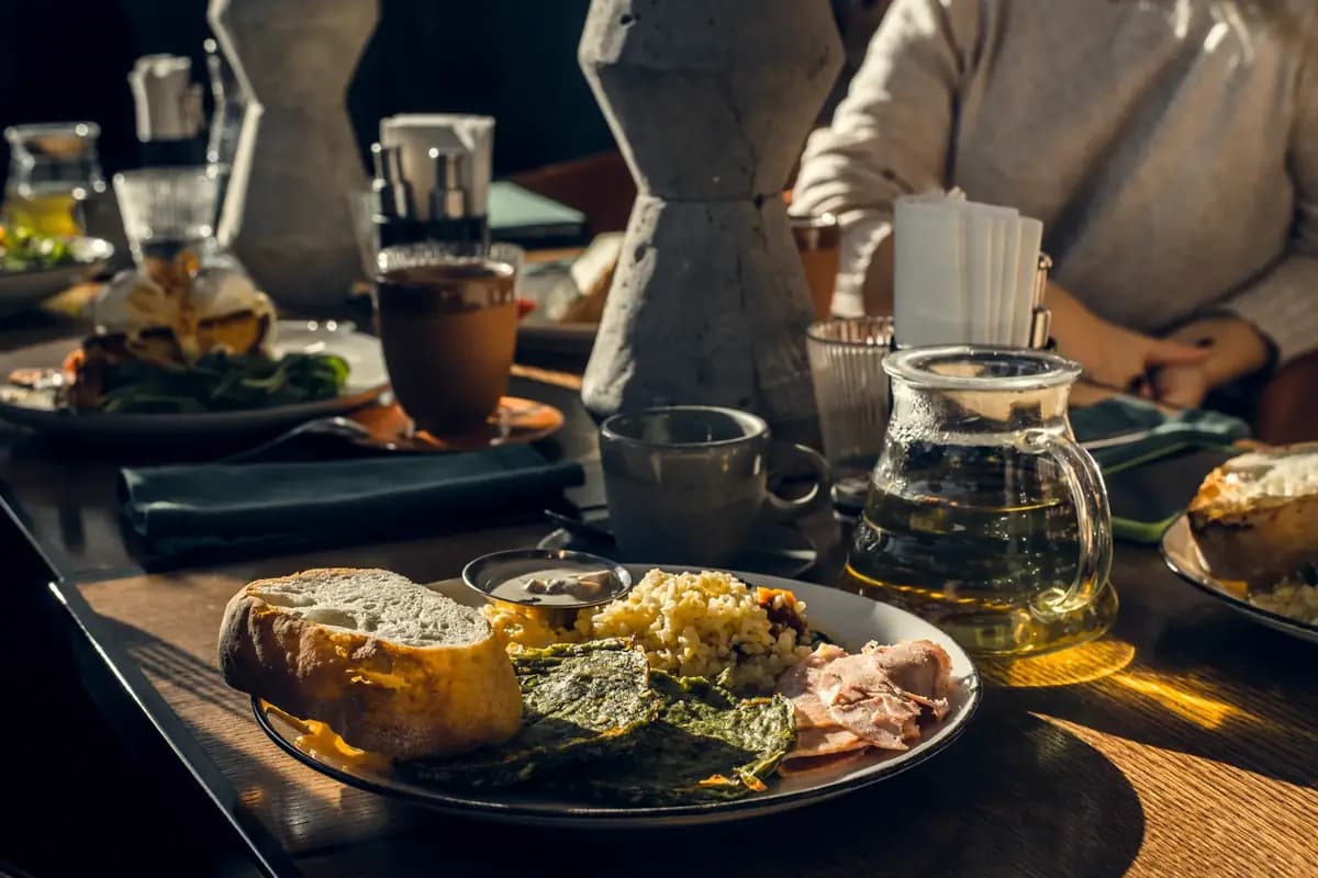 Clients savourant leur dejeuner dans l'ambiance lumineuse du cafe