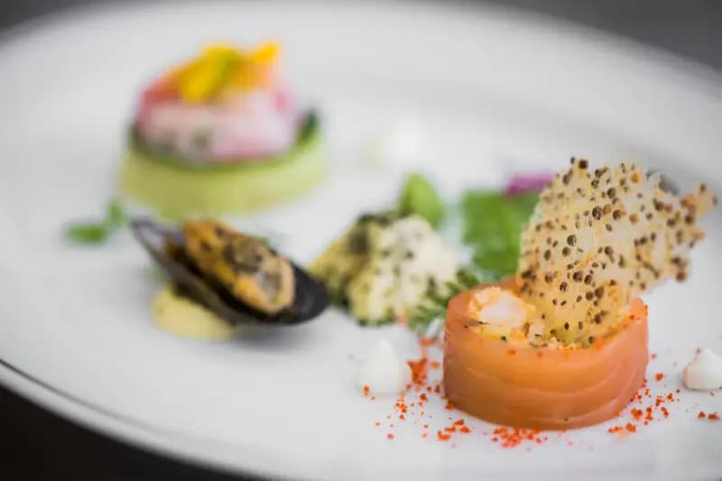 Assiette gastronomique de fruits de mer frais avec presentation soignee