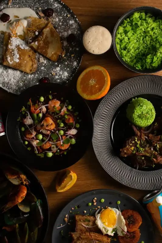 Table festive garnie de nombreux plats varies et colores a partager